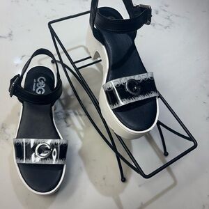 GBG LOS  ANGELESWomen's Black and White Sandals